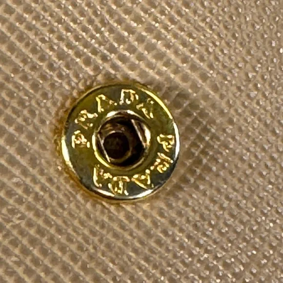 💛 SOLD 💛 Prada Saffiano Leather Bow Continental Wallet - Picture 6 of 16